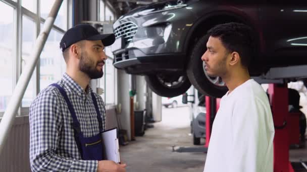 Uśmiechnięty Mechanik Samochodowy Indyjski Klient Uścisk Dłoni Służbie — Wideo stockowe