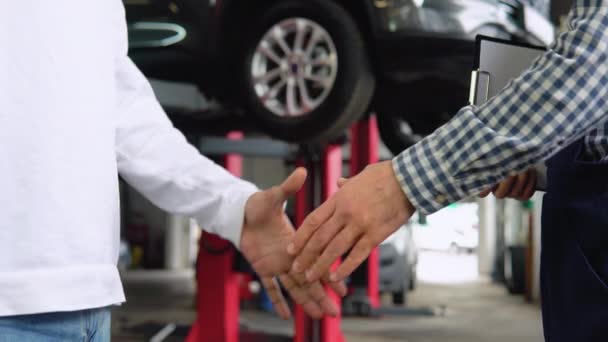 Glimlachende Auto Monteur Indiase Klant Schudden Handen Dienst — Stockvideo