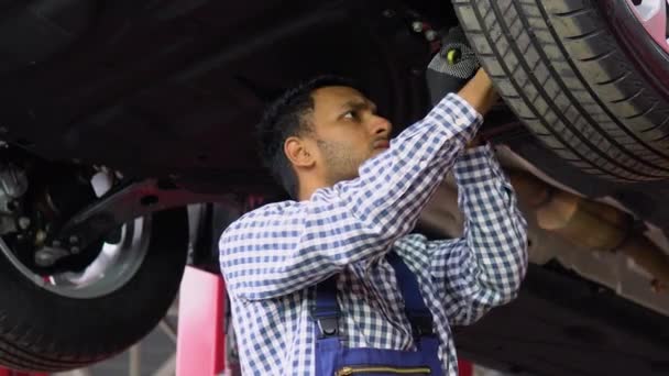 Profesionální Indický Opravář Nosí Rukavice Používá Ratchet Pod Autem Moderní — Stock video