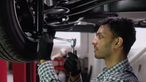 Индийский Автомеханик Работает Автомобилем Гидравлическом Лифте Гараже — стоковое видео