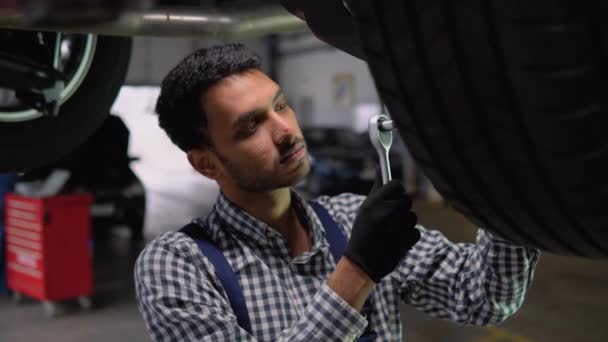 Indisk Bilmekaniker Som Jobber Med Løftet Bil Bilreparasjonstjeneste Bilservice Reparasjon – stockvideo