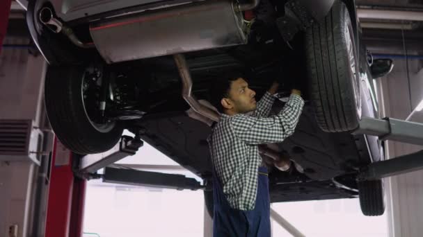 Indiase Auto Monteur Werken Onder Auto Hydraulische Lift Garage — Stockvideo