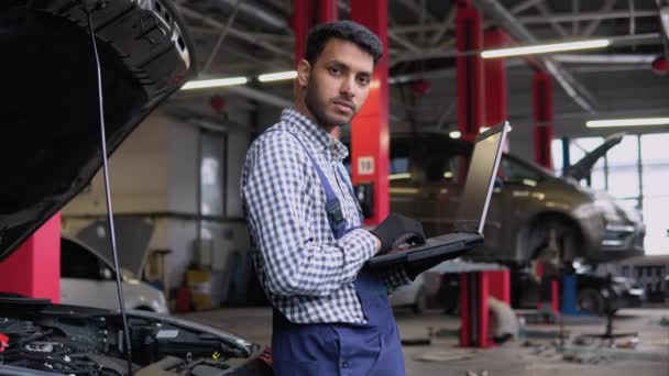 Indian Man Workshop Uniform Using Laptop His Job Fixing Broken — Stock Video