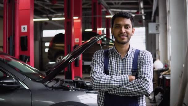 Porträt Eines Indischen Mechanikers Der Mit Offener Motorhaube Einer Autowerkstatt — Stockvideo