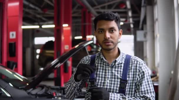 Portræt Indisk Mekaniker Stående Nær Brudt Bil Med Åben Hætte – Stock-video