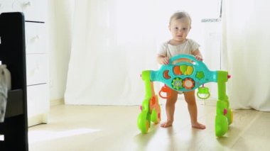 Bebek bakıcısıyla çocuk yürümenin ilk adımları..