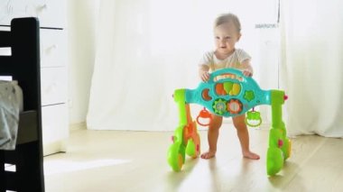 Bebek bakıcısıyla çocuk yürümenin ilk adımları..