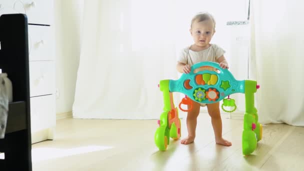 Primeiros Passos Criança Com Andador Bebê — Vídeo de Stock