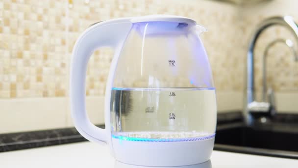 Transparenter Wasserkocher Mit Kochendem Wasser Auf Dem Tisch Der Küche — Stockvideo