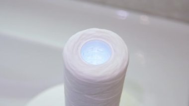 Banyoda saf beyaz su filtresi dönüyor. Su arıtma kavramı.