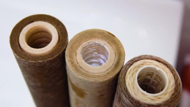 Drie Gebruikte Waterfilters Met Sporen Van Vuil Klei Vervuiling Spins — Stockvideo