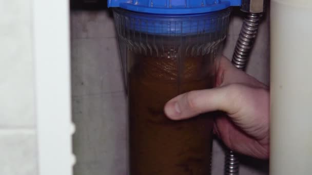 水のろ過 汚い水のろ過を変える配管工 — ストック動画
