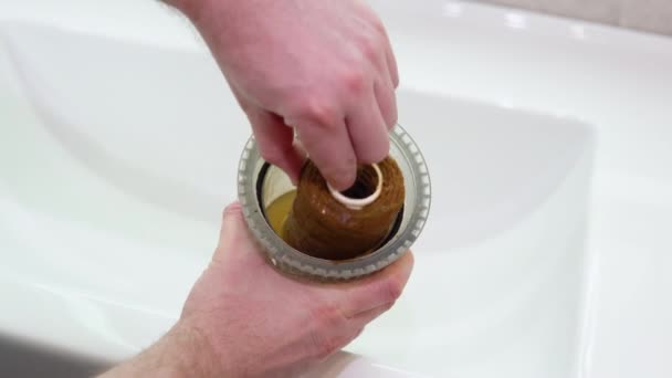 Klempner Arbeiten Austauschbaren Schmutzwasserfilter Für Die Filtration Von Umkehrosmosewasser — Stockvideo