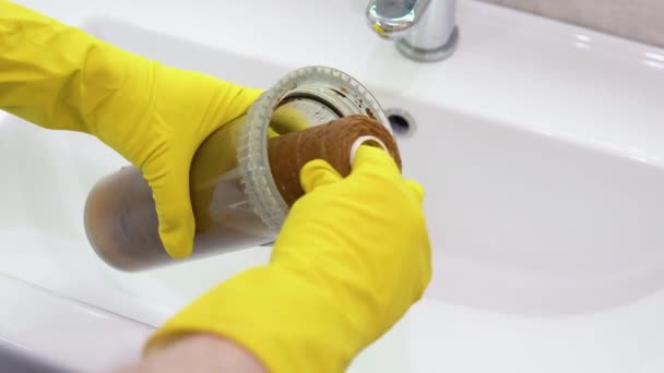 戴着黄色防护手套的管道工手里拿着一个脏水过滤器 — 图库视频影像