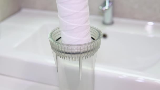 配管工か修理工は浴室に新しい純白の水フィルターを置く — ストック動画