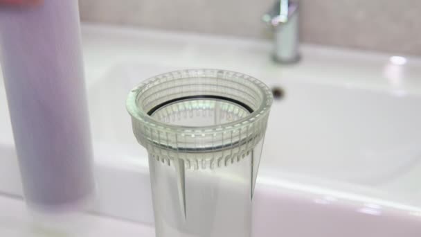 Encanador Reparador Coloca Novo Filtro Água Branca Pura Banheiro — Vídeo de Stock