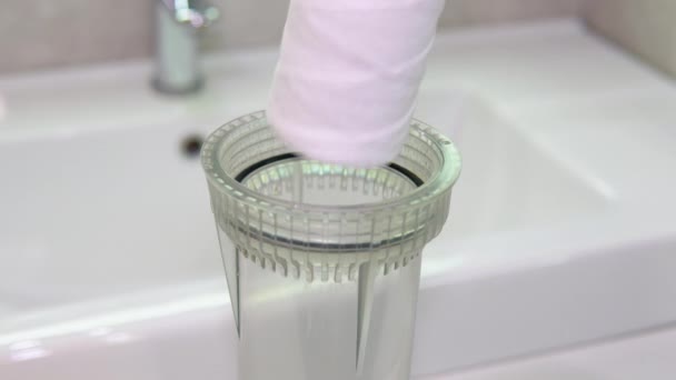 Sanitair Reparateur Zet Een Nieuw Zuiver Wit Waterfilter Badkamer — Stockvideo
