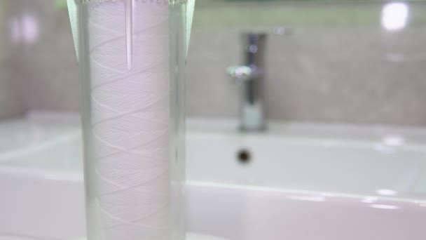 Tiszta Fehér Vízszűrő Forog Fürdőszobában Víztisztítási Koncepció — Stock videók