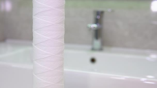 Καθαρό Λευκό Φίλτρο Νερού Περιστρέφεται Στο Μπάνιο Έννοια Καθαρισμού Υδάτων — Αρχείο Βίντεο
