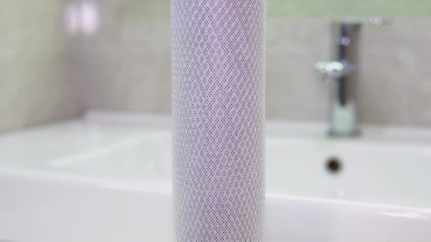 洁白的水过滤器在浴室里旋转 净化水概念 — 图库视频影像