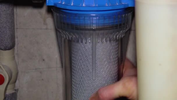 Hydraulik Zmienia Czysty Filtr Odwróconej Osmozy Wody — Wideo stockowe