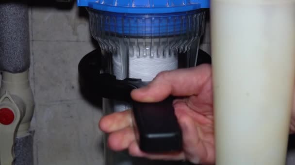 水管工在更换清洁的反渗透水过滤器 — 图库视频影像