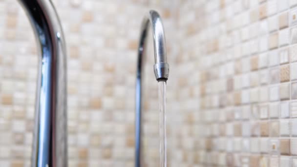 Leitungswasser Küchenhahn Installiert Und Gefiltertes Wasser Innenraum — Stockvideo