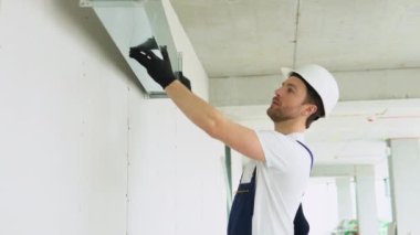 Havalandırma sistemi kurulum ve onarım servisi. HVC teknisyeni iş başında. afiş kopyalama alanı