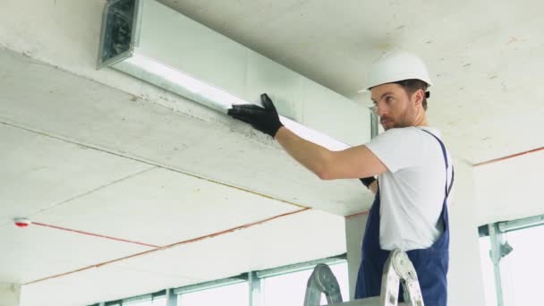 Hvac Arbetare Installera Rörledningssystem För Ventilation Och Luftkonditionering — Stockvideo