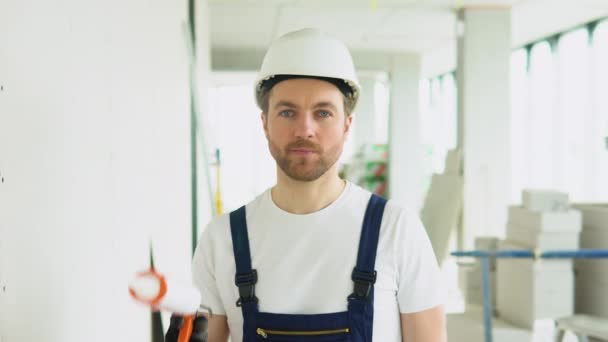 Retrato Hombre Constructor Positivo Casco Trabajos Reparación Oficina — Vídeo de stock