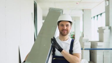 İnşaat alanında havalandırma borusu olan pozitif hvac işçisinin portresi..