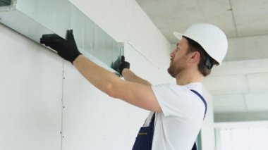 HVC işçisi havalandırma ve havalandırma için boru sistemi kuruyor..