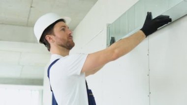 Havalandırma sistemi kurulum ve onarım servisi. Hvac teknisyeni çalışıyor..