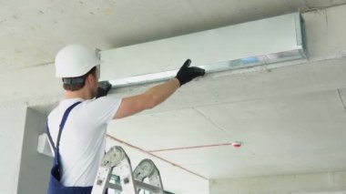 HVC işçisi havalandırma ve havalandırma için boru sistemi kuruyor..