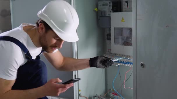 Eletricista Barbudo Bonito Reparando Caixa Elétrica Usando Chave Fenda Corredor — Vídeo de Stock