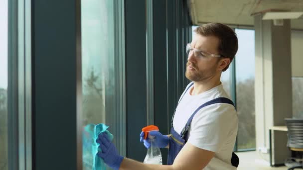 Mężczyzna Profesjonalne Sprzątanie Pracownik Ogrodniczki Myje Okna Biurze Specjalnego Sprzętu — Wideo stockowe