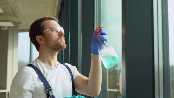 Bearded Man Uniform Protective Glasses Washing Office Windows — Stock Video