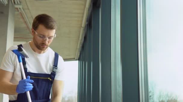 Männliche Professionelle Reinigungskraft Overalls Putzt Die Fenster Büro Mit Spezialgeräten — Stockvideo