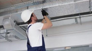 Havalandırma sistemi kurulum ve onarım servisi. Hvac teknisyeni çalışıyor..