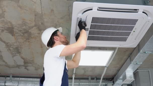 Professionele Technicus Die Moderne Airconditioner Kantoor Onderhoudt — Stockvideo