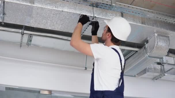 Hvac Worker Install Ducted Pipe System Ventilation Air Conditioning — Stock Video