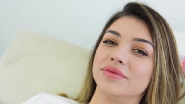 Piękna Młoda Kobieta Leży Salonie Piękności Zabiegu Permanentny Makijaż Ust — Wideo stockowe