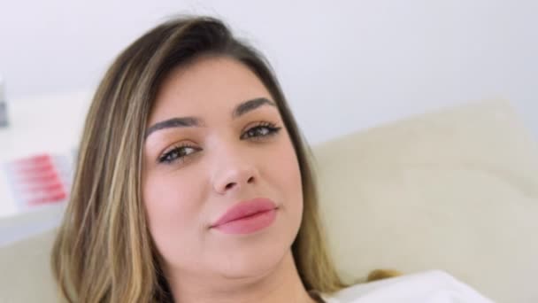Beautiful Young Woman Lies Beauty Parlor Procedure Permanent Make Lips — Stock Video