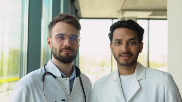 Portret Van Twee Multiraciale Dokters Die Glimlachen Naar Camera Kijken — Stockvideo