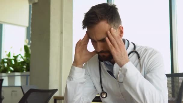 Gestresste Gefrustreerde Dokter Wit Uniform Met Hoofdpijn Alleen Aan Het — Stockvideo
