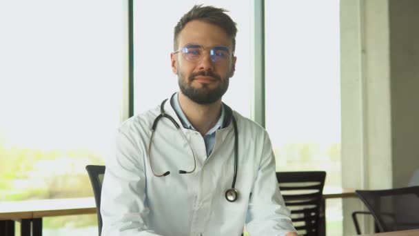 Portrait Jeune Homme Médecin Avec Stéthoscope Gros Plan — Video