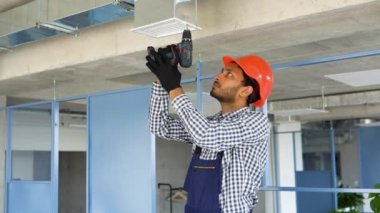Havalandırma sistemi kurulum ve onarım servisi. Hintli hvac teknisyeni çalışıyor..