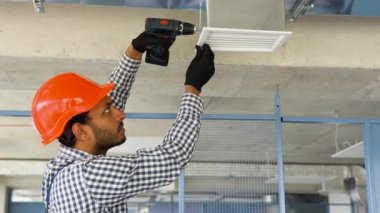 Hintli hvac işçisi havalandırma ve havalandırma için boru sistemi kurdu.