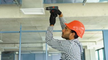 Havalandırma sistemi kurulum ve onarım servisi. Hintli hvac teknisyeni çalışıyor..