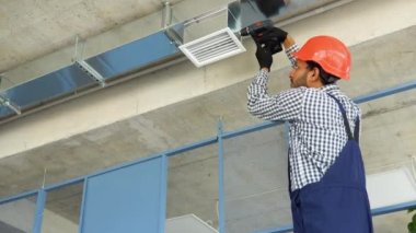 Hintli hvac işçisi havalandırma ve havalandırma için boru sistemi kurdu.